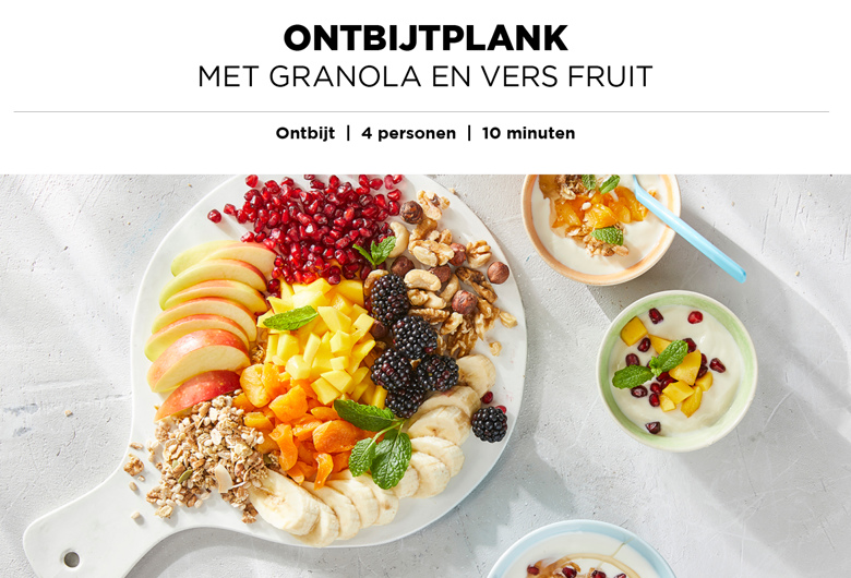 Ontbijtplank met granola en vers fruit