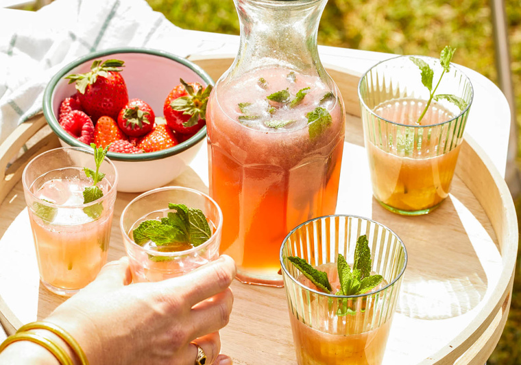 Verse aardbeien-frambozenlimonade