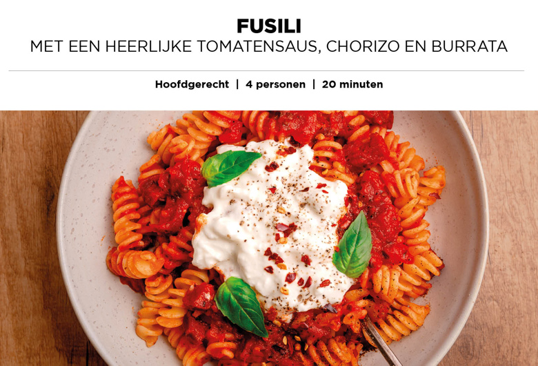 fusilli met een heerlijke tomatensaus, chorizo en burrata