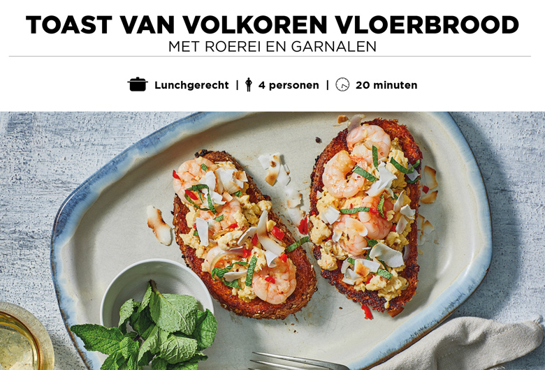 Toast van volkoren vloerbrood met roerei en garnalen