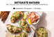 Getoaste batard met pulled zalm en avocado-tuinerwtenspread