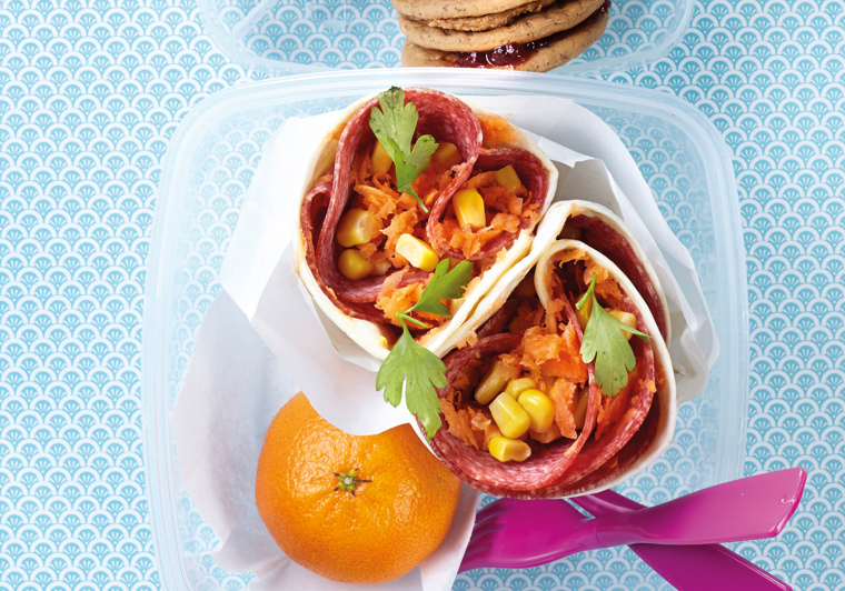 Tortillawraps met roomkaas, salami, wortel en mais