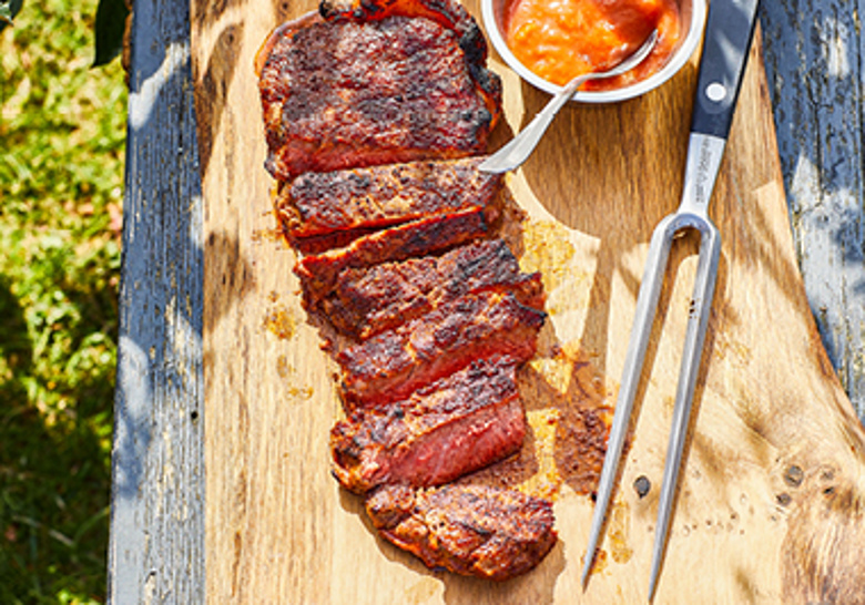 Gegrilde biefstuk in smokey rub met fruitsaus
