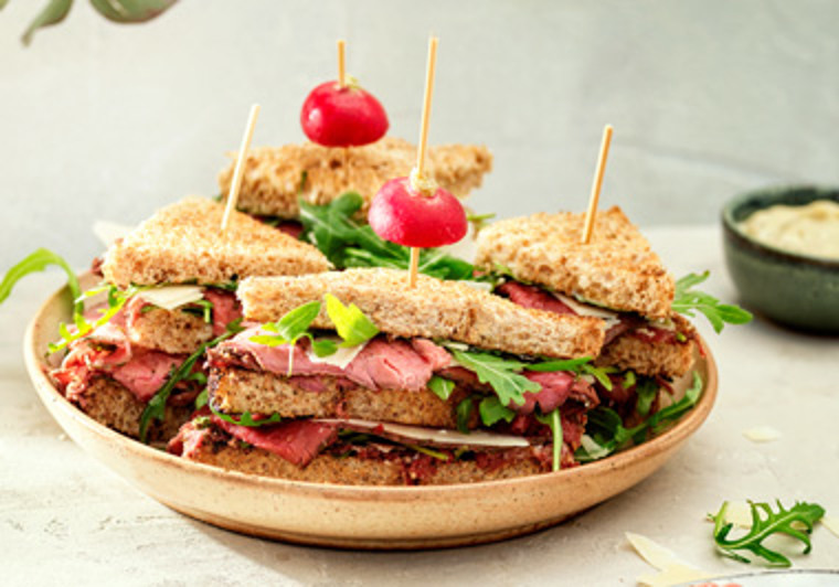 Dungesneden Ierse biefstuk op sandwich